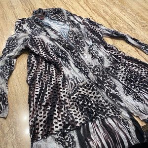 Ladies cardigan with pockets and long sleeves.